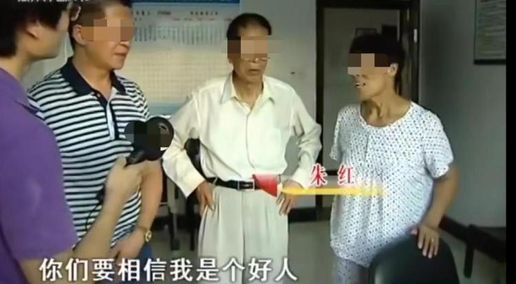 80岁老父恋上俏保姆，子女将两人赶出家门，老人：不同意我就自杀