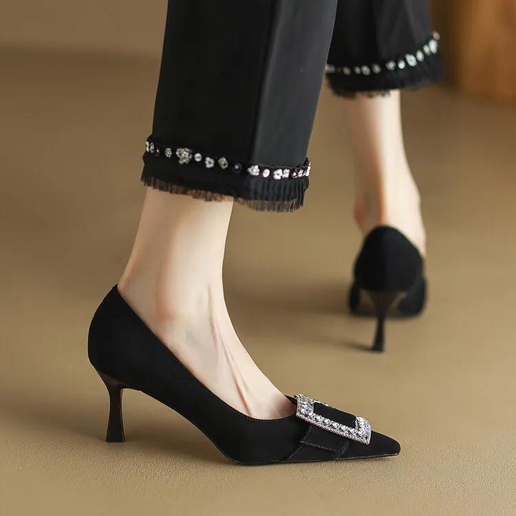 金属方扣软皮时尚百搭高跟鞋,精致大方高跟鞋