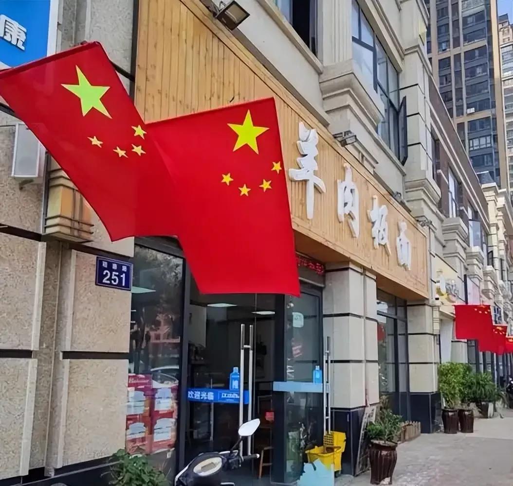 哪里的城管不让商铺挂国旗,店面挂条幅城管有权管理吗