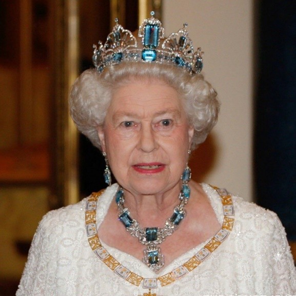 不值钱的蓝色天然宝石,英国女王佩戴巴西海蓝宝石王冠