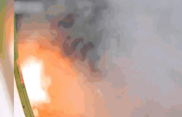 电动车自燃爆炸秒变空壳,电动车突然爆炸自燃路人迅速逃离