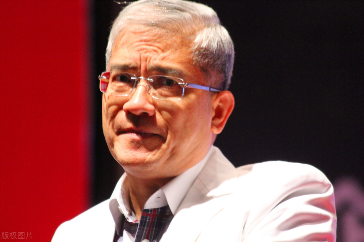 2011年，55岁的*咸平郎**爱上31岁空姐，2年后分手想让空姐赔他900万