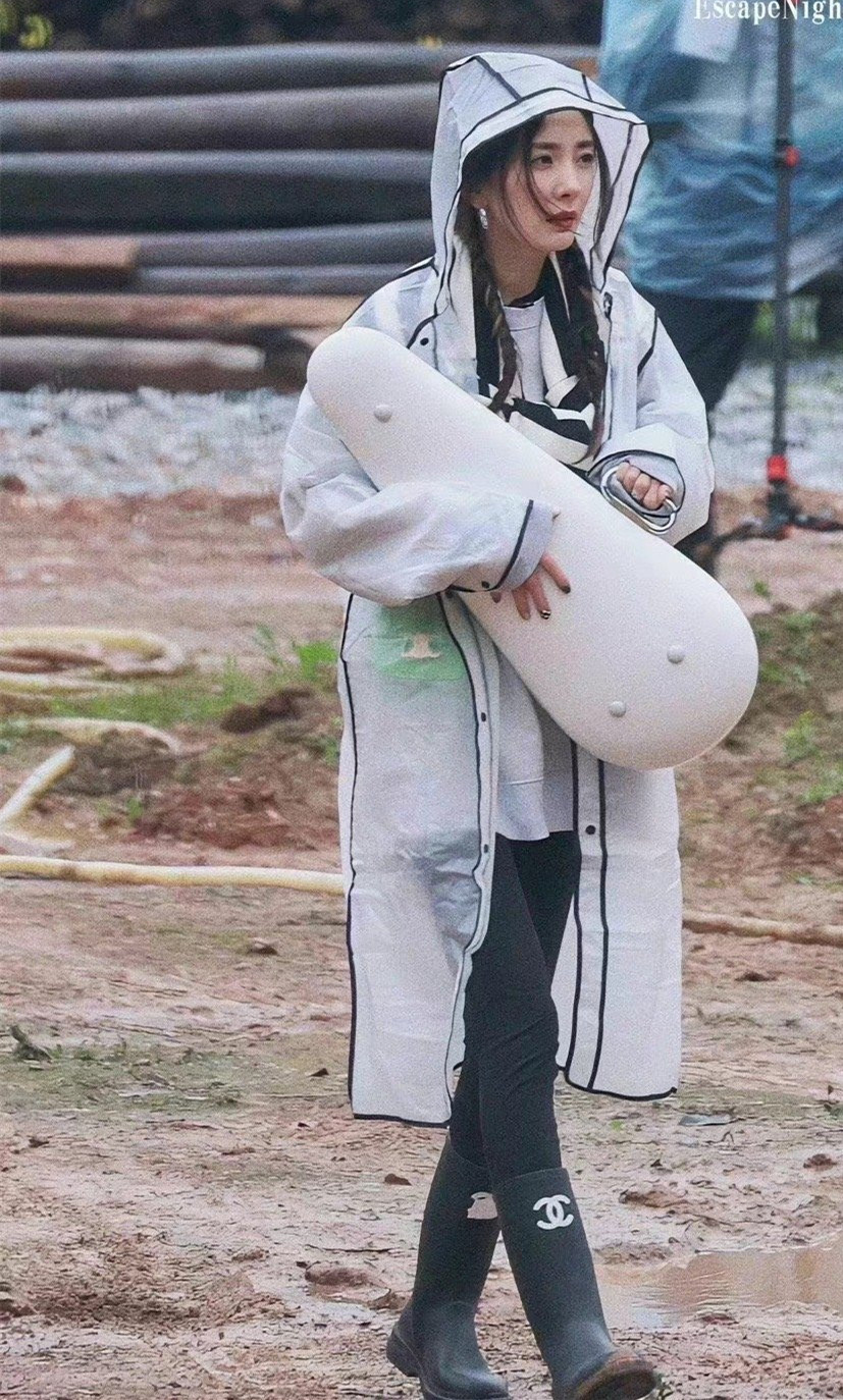 杨幂娜扎同系列套装,杨幂娜扎抢眼