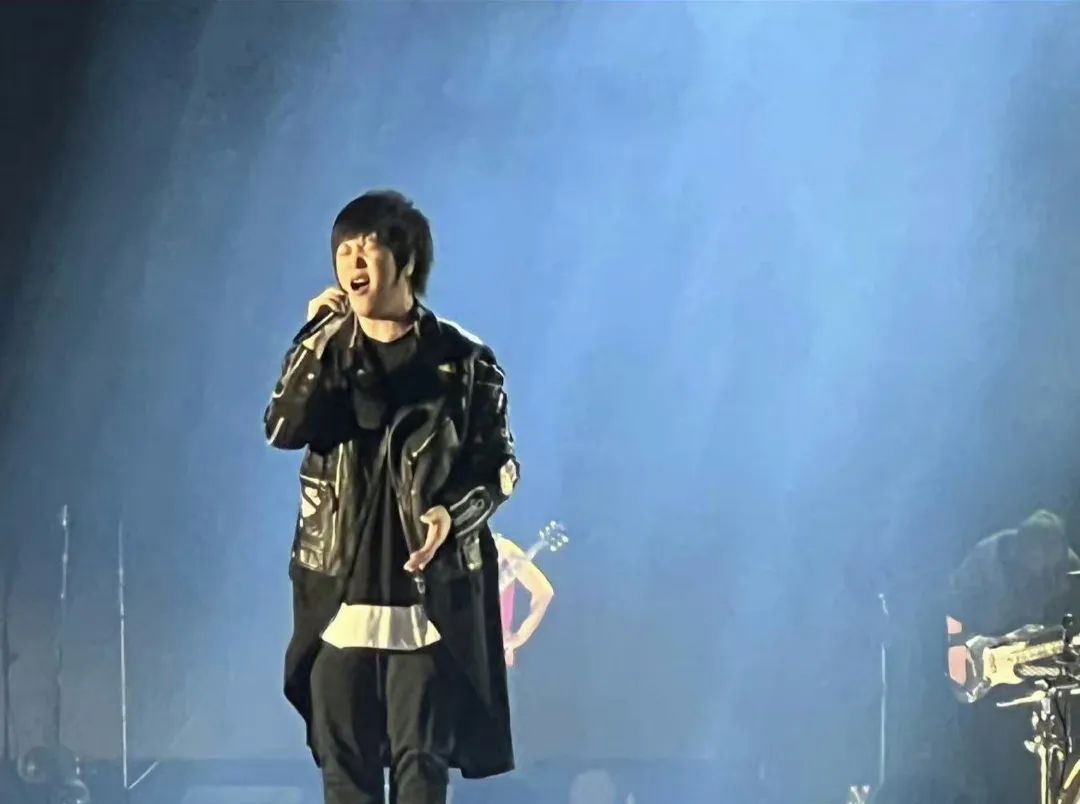 粉丝不满华晨宇做*月天五**演唱会嘉宾,内娱在逃父亲路人缘这么差?