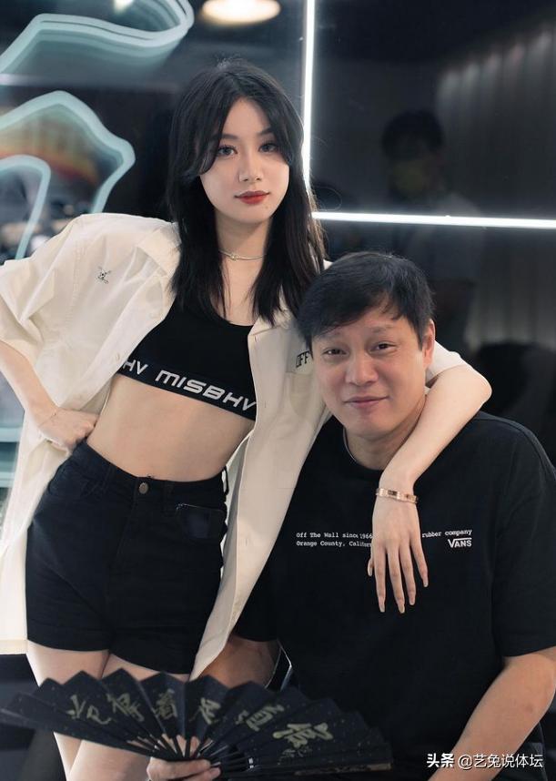 范志毅与36岁妻子,前任国足范志毅