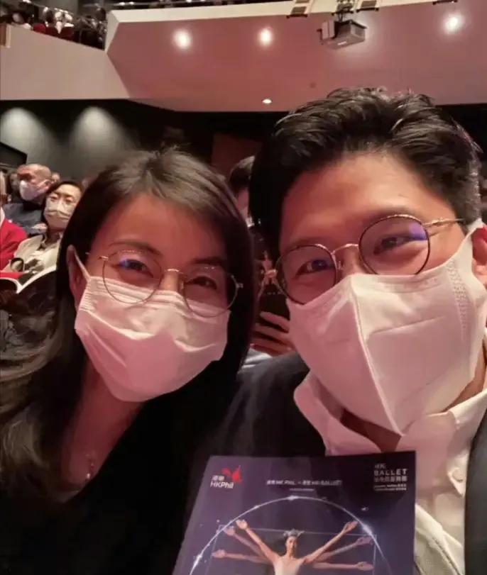 霍启刚晒郭晶晶裁判照大秀恩爱,霍启刚晒中国队大合照