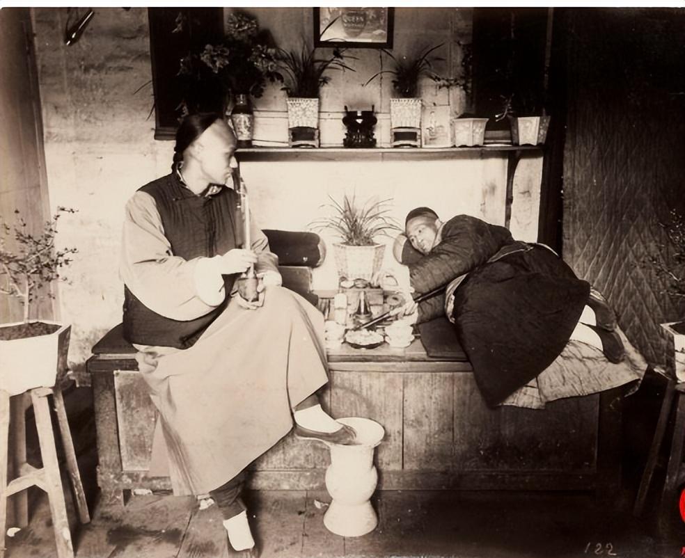 30张老照片再现！变态的纳粹，逼犹太人女人脱衣，集体*杀屠**