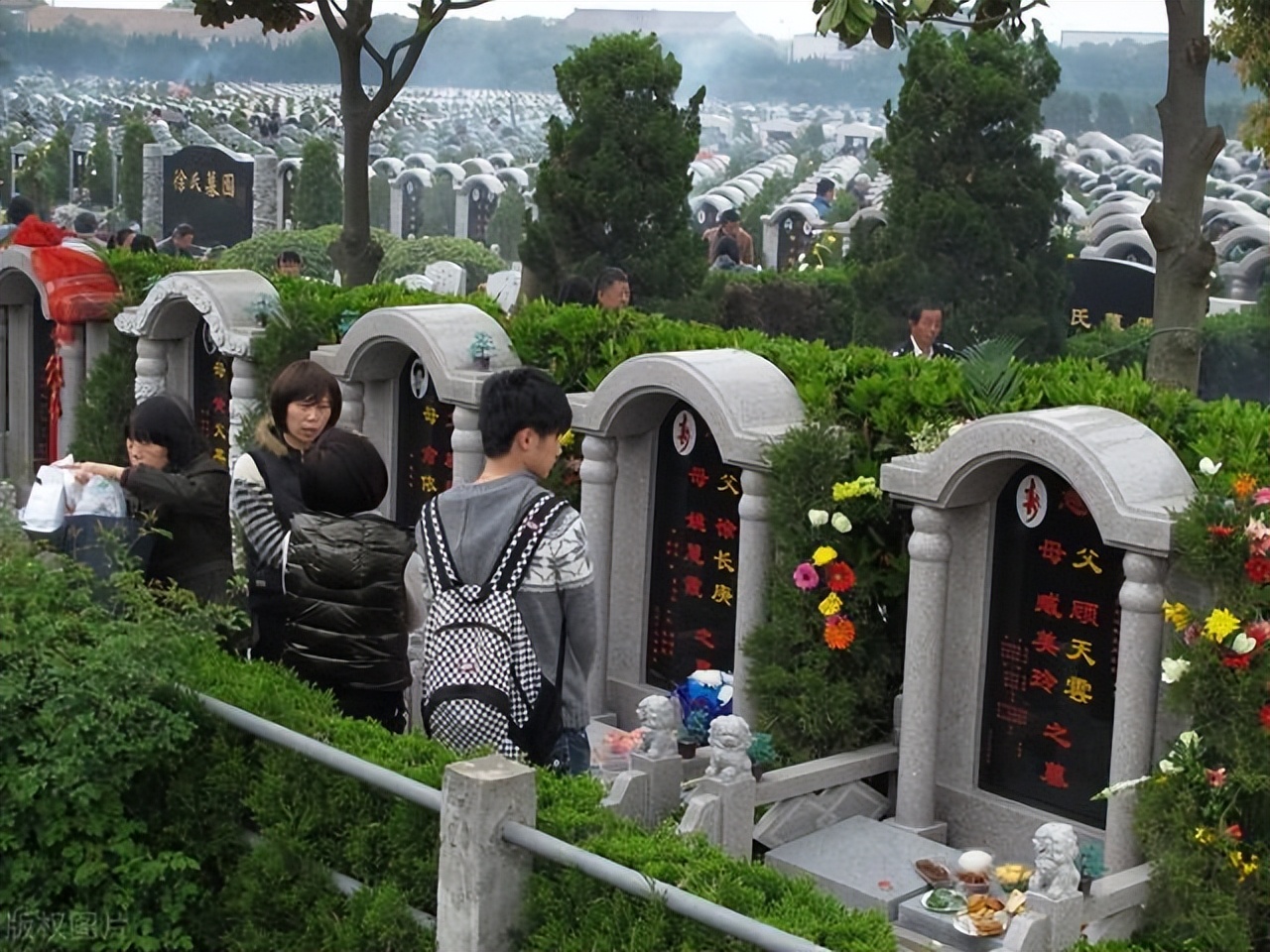 邻居买房放骨灰盒违法吗,居民楼改成骨灰存放合法吗