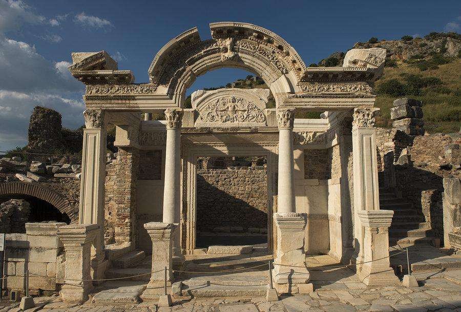 以《至大论》为中心，论古希腊拯救现象的思想源流是什么？