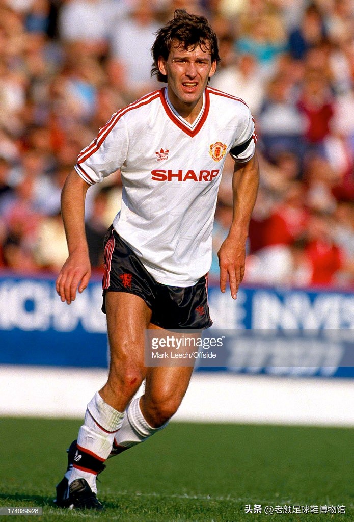 曼联英格兰队双料队长代言，最先将碳板植入足球鞋的品牌是它