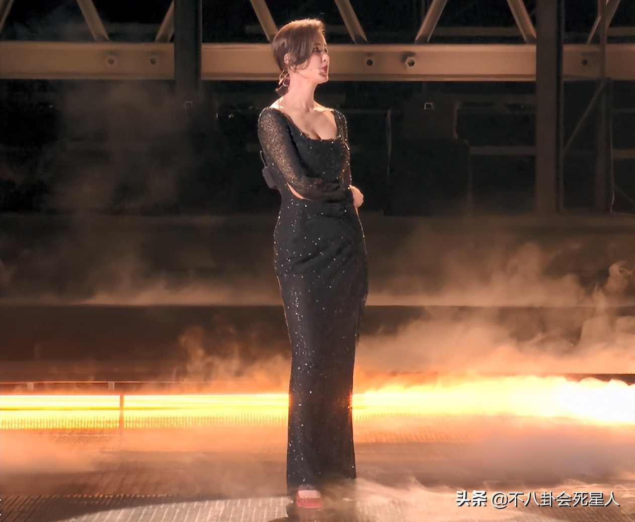 ​黑丝、高开叉、辣妹短裙，《浪姐3》舞台首秀，30个女明星杀疯了