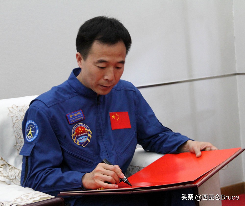 杨利伟迎接神十六航天员出舱,杨利伟我国第三批航天员选拔完成