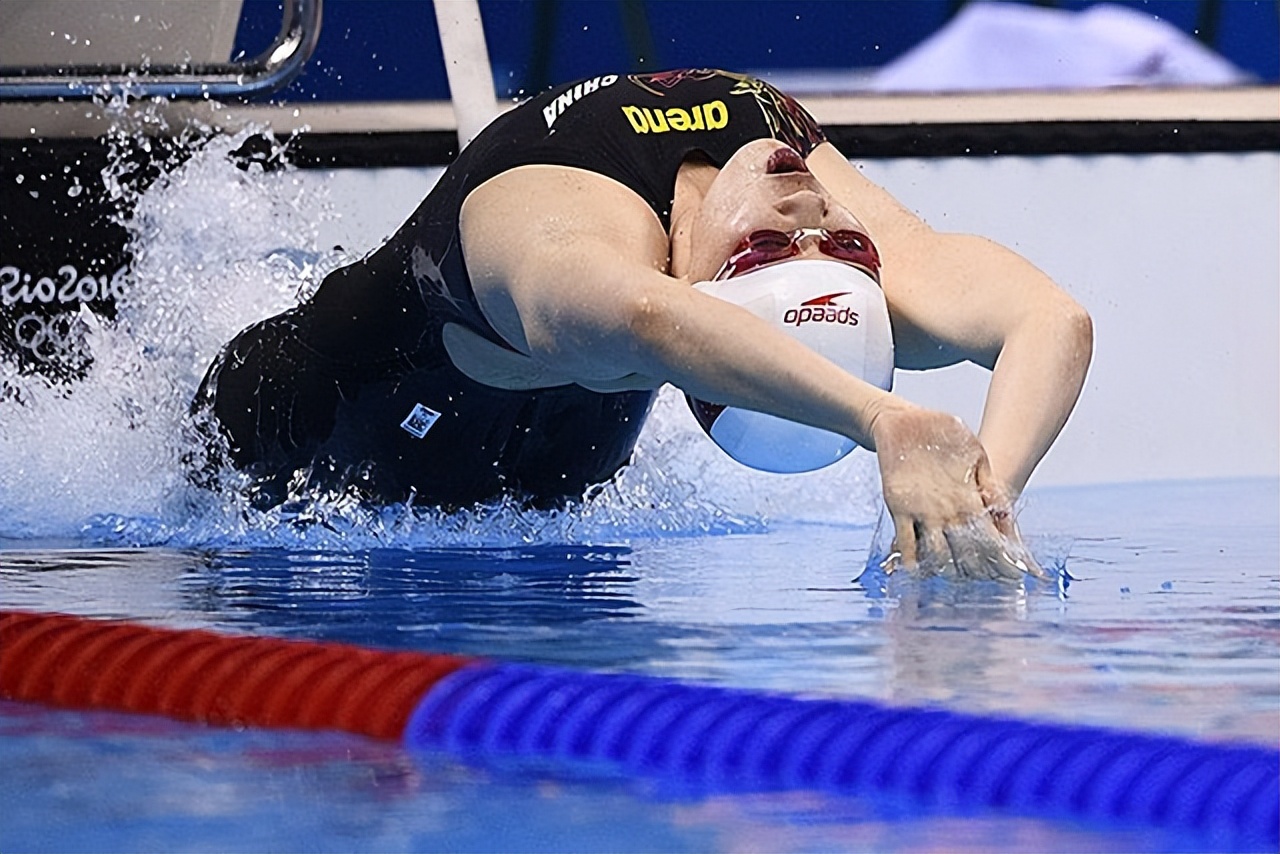 女运动员赛场上痛苦哭,女运动员痛苦哭