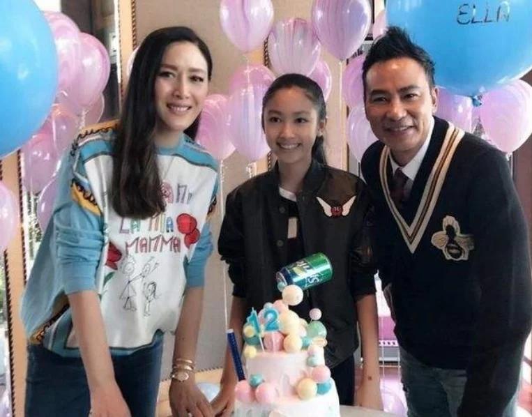 任达华女儿秀身材,任达华女儿长腿穿搭