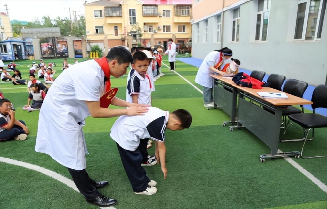 黑龙江中医药大学开展“守护脊柱健康・中医药在行动”活动