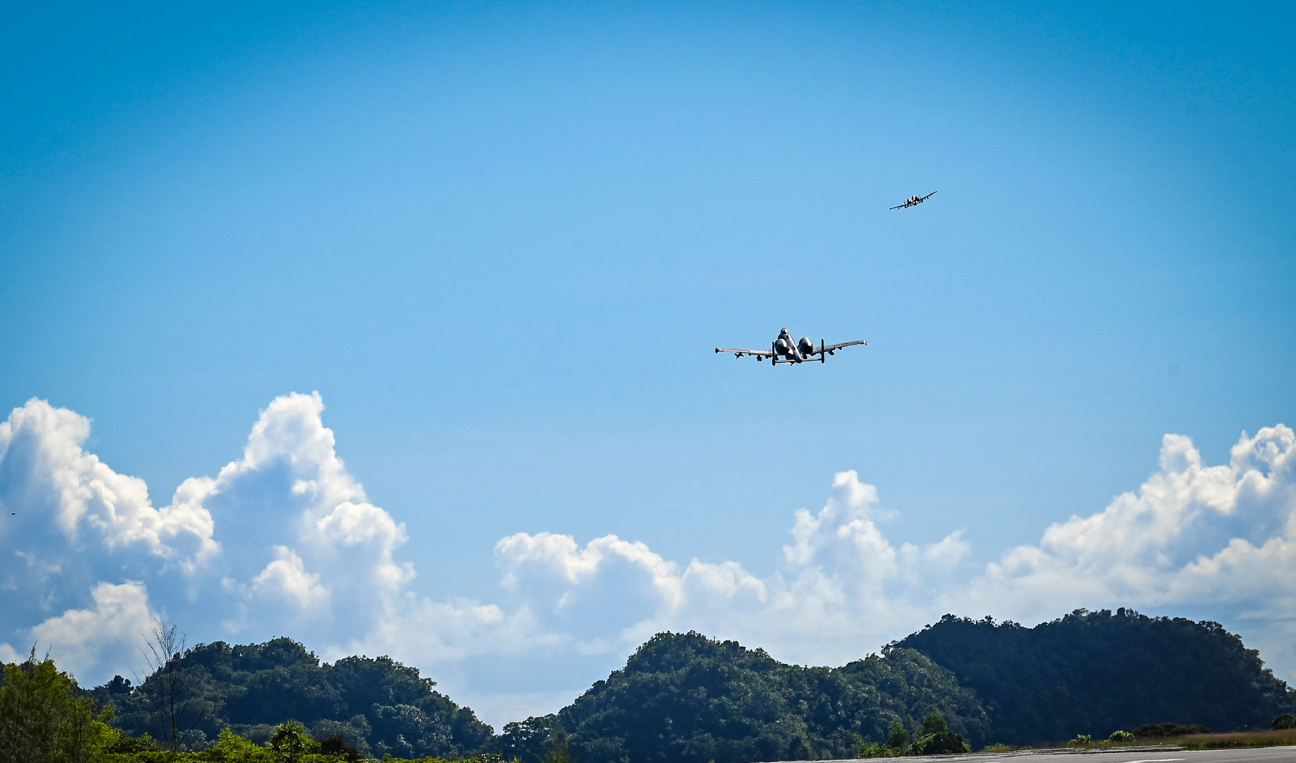 雷电a10攻击机在航母起飞,a-10雷电战斗机二战