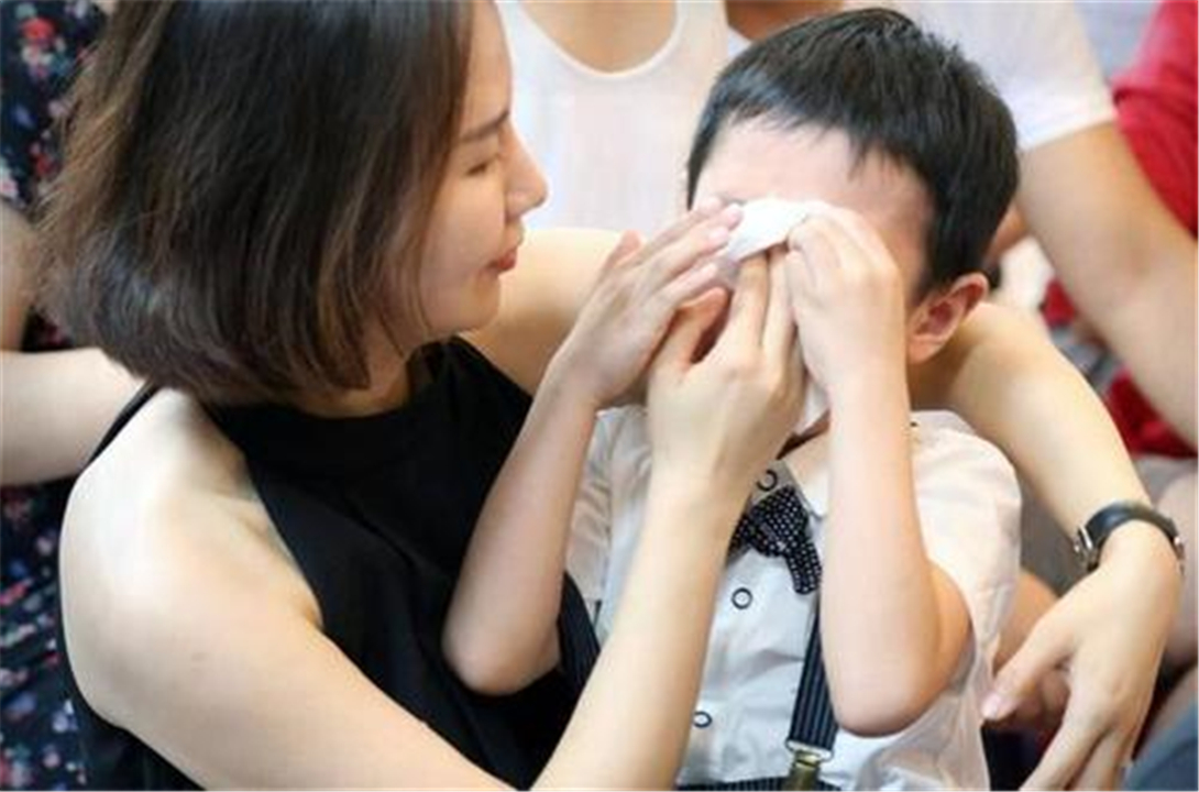 孩子哭的不去幼儿园要妈妈,孩子哭着说不去幼儿园视频