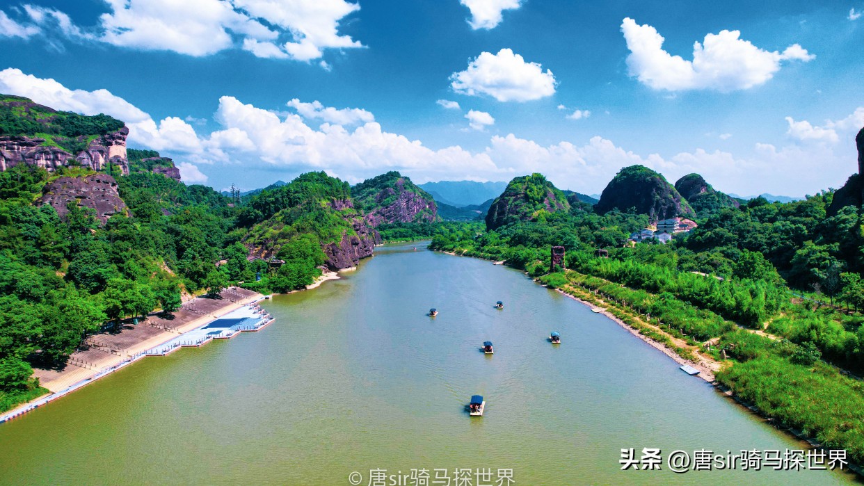 碧水丹山入梦来，湖光山色尽在手中，如此清凉的龙虎山你见过吗？