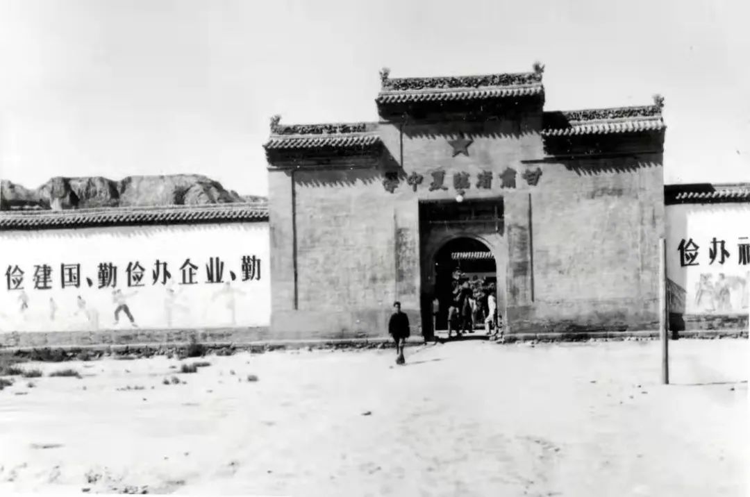 姘歌繙鐨勮嫃涓滃潯鍘熺増,姘歌繙鐨勫紶鍥借崳姝屾洸