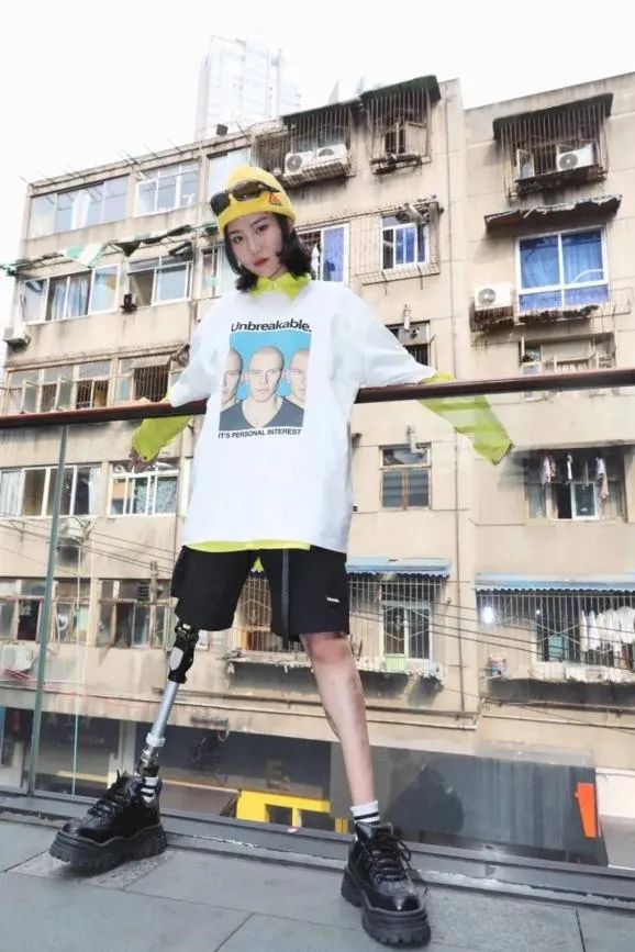 本年度最甜爱情故事：蓝朋友成了男朋友！汶川地震“钢腿女孩”官宣恋爱，全网磕糖