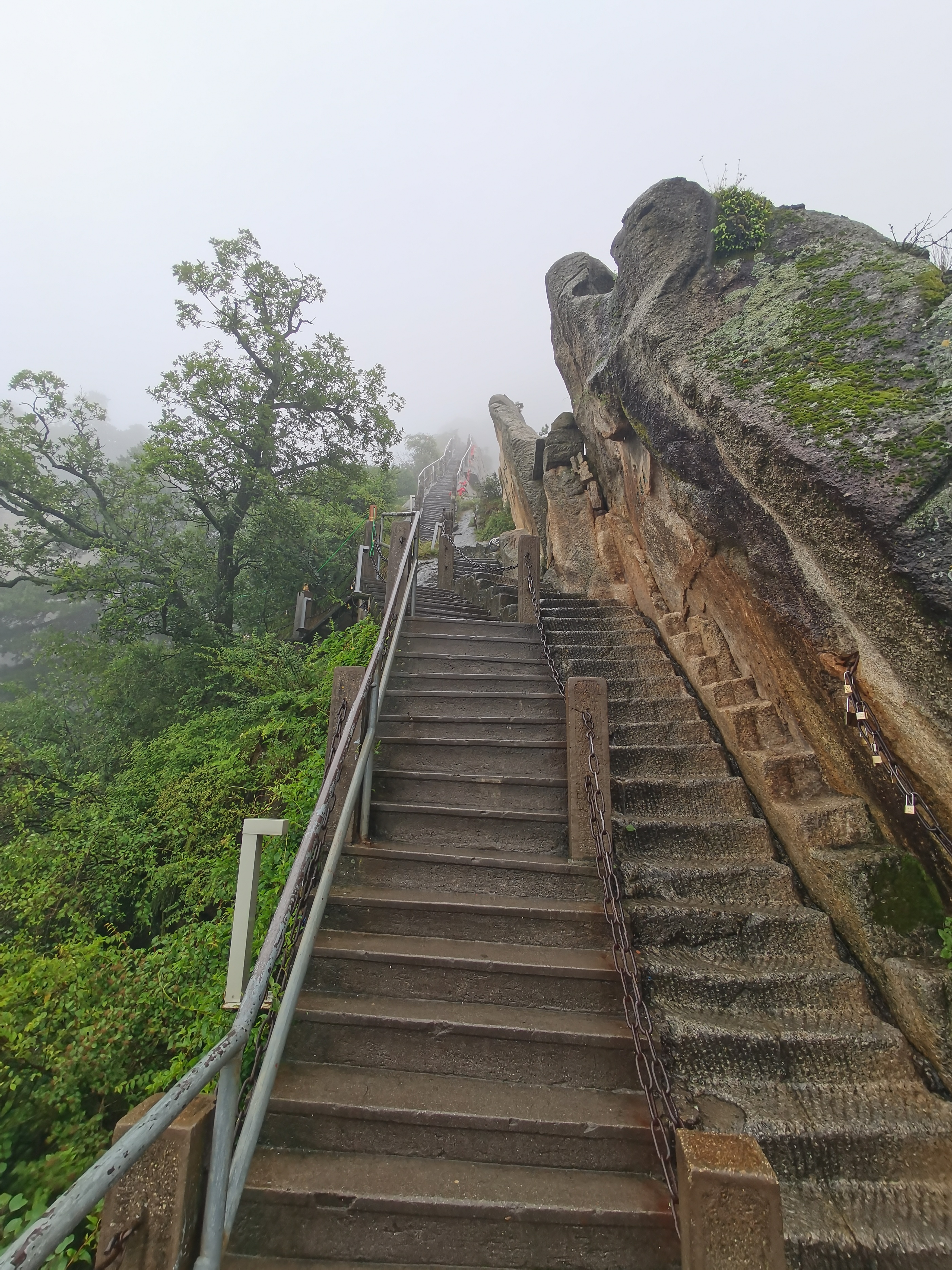 徒步华山悲惨场景,徒步华山要过哪些景观
