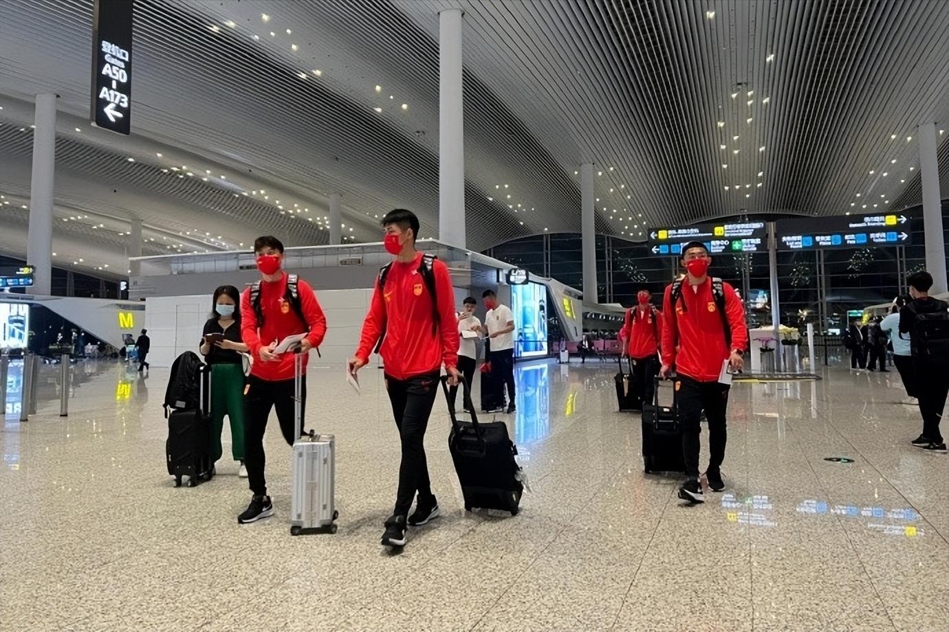 武磊赛后为到场球迷签名,武磊回国球迷完整视频