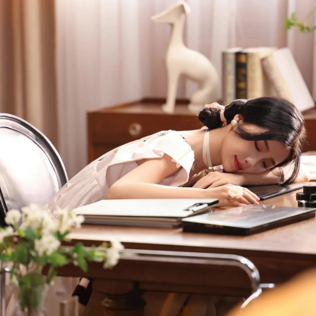 关晓彤和白鹿都是哪一年的,白鹿和关晓彤十指相扣