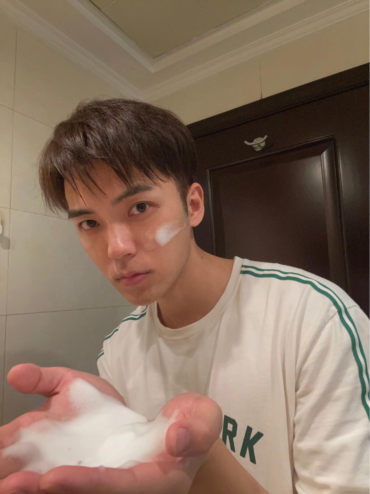 皮肤干燥用哪款男士洗面奶好,温和保湿用什么男士洗面奶