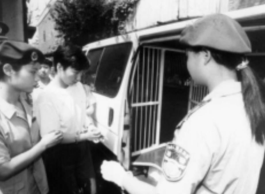 2000年，14岁花季少女被一瓶硝酸烧伤，事后亲婶母坦言：我有责任