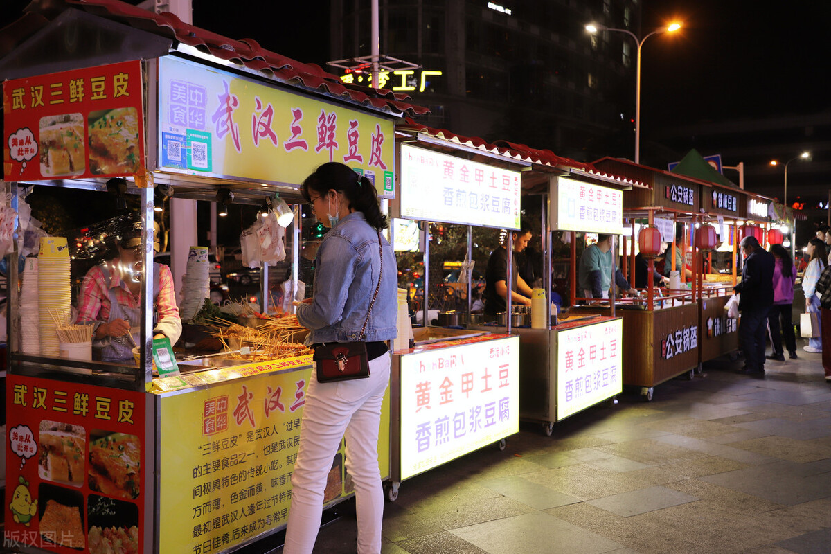 摆摊日入9000被质疑,95后夫妻摆摊日入9000摊位费多少