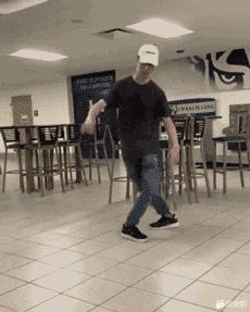 足球动图搞笑,足球踢飞的搞笑动图