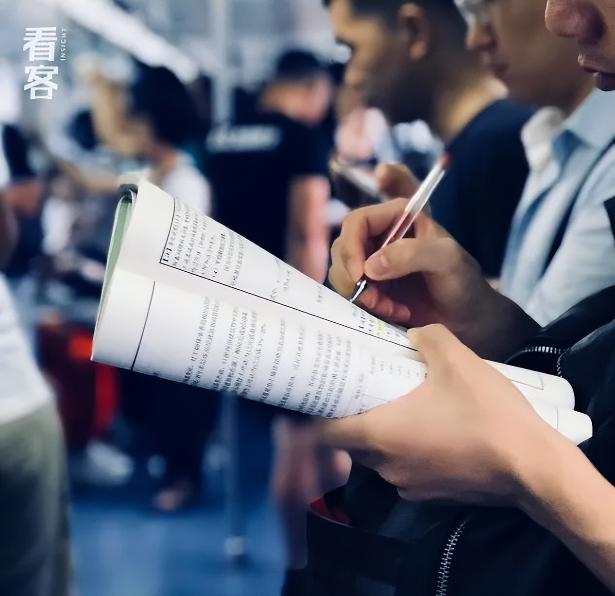 北京通勤路上,她用镜头记录2000个捧着书的人