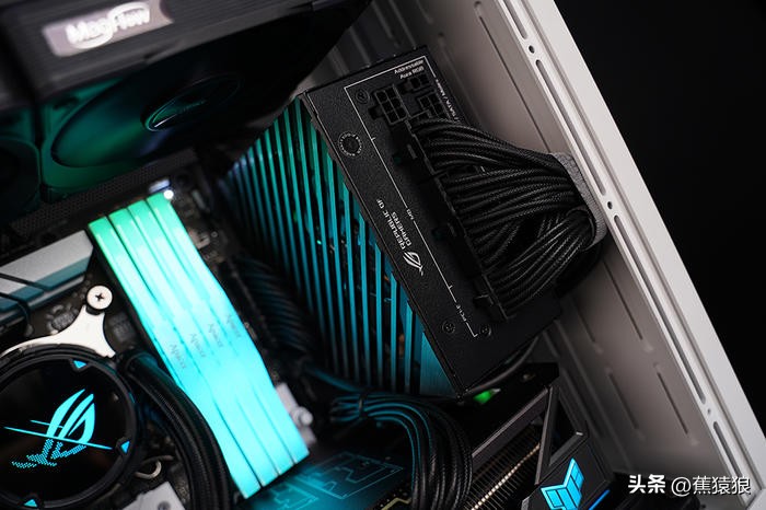 代码36KROGB760-GTUF4070TI，简约黑白调AKLLAA6MMATX机箱装机秀