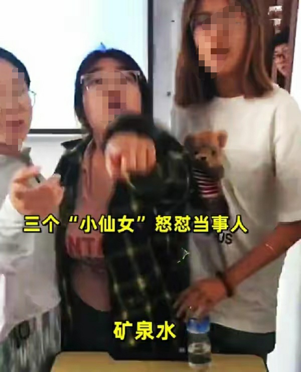 男生制止校园霸凌被同学围住辱骂,男生被校园霸凌女生来保护