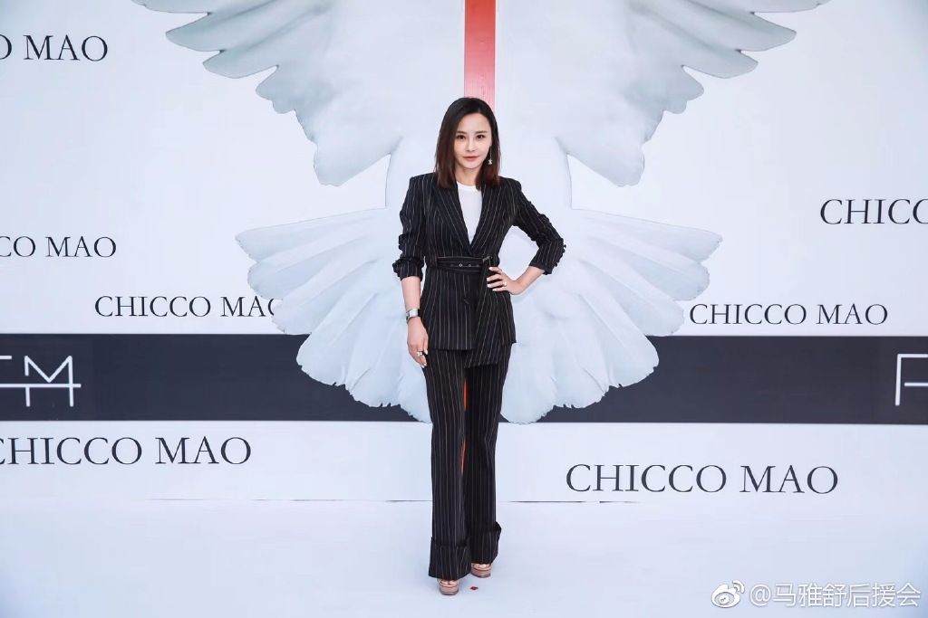 马雅舒淡妆出镜，满脸的坑洼，除了皮肤黑就是皱纹多