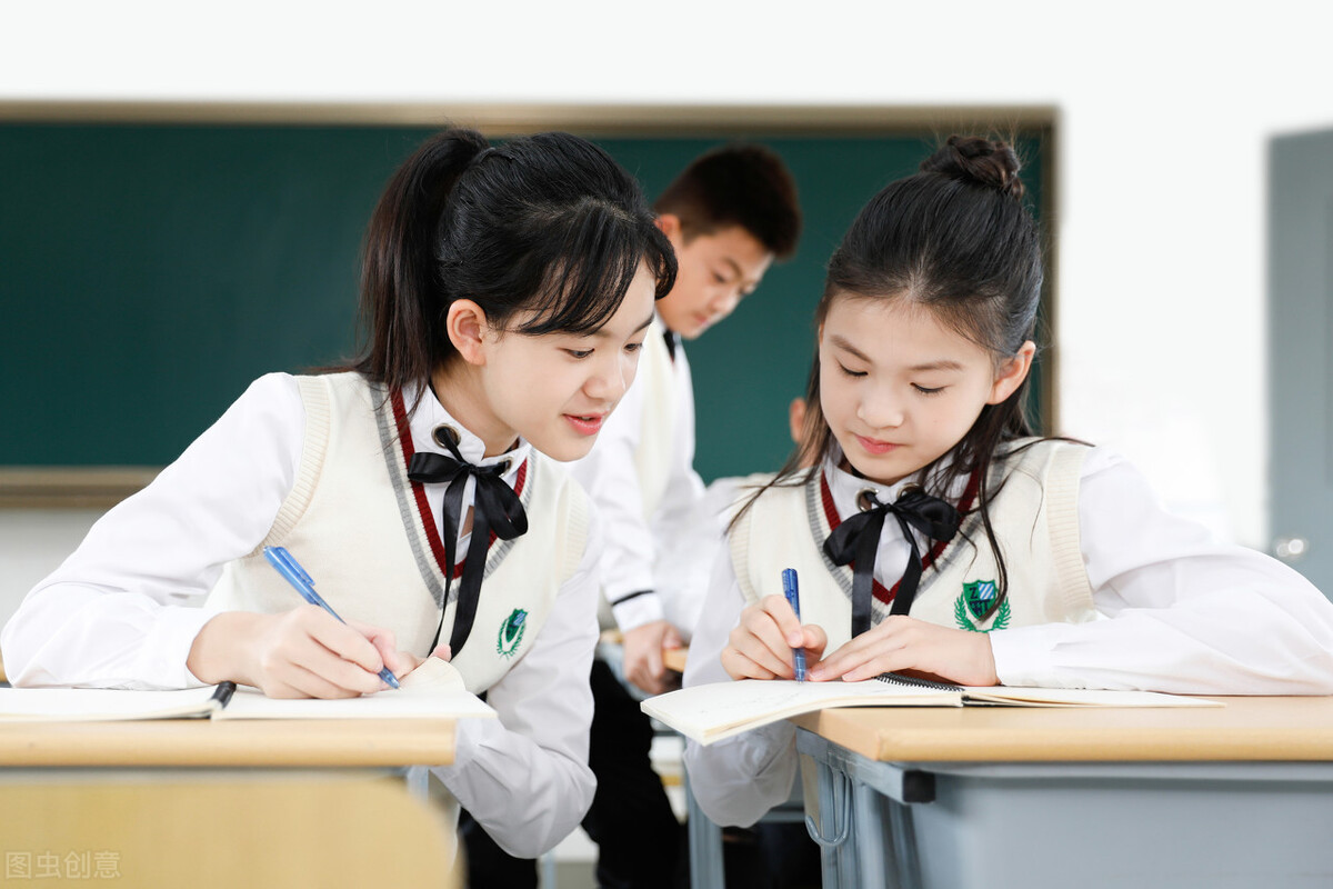 小孩子读课外书读了不知道讲什么,孩子读课外书有哪些需要家长纠正