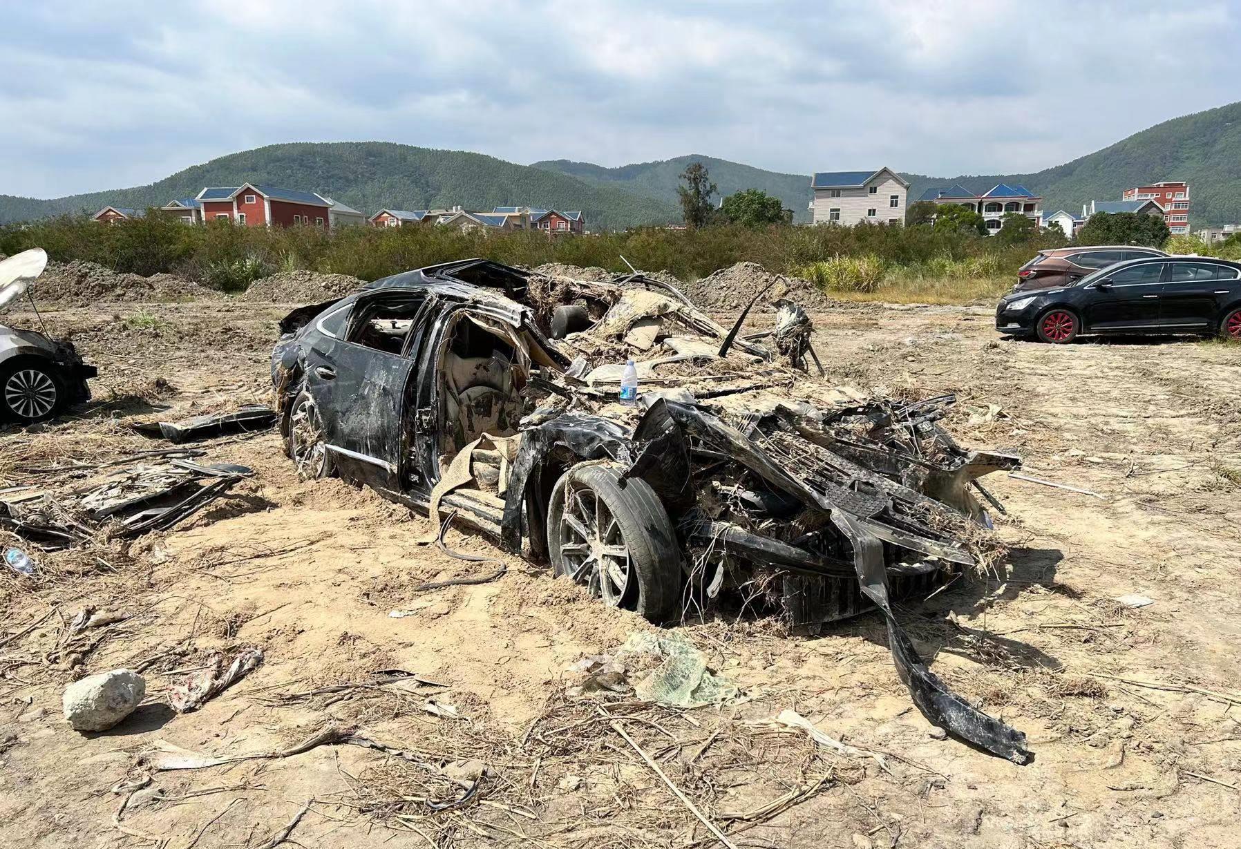高速公路女子被困车辆着火,女子路遇车起火紧急救援