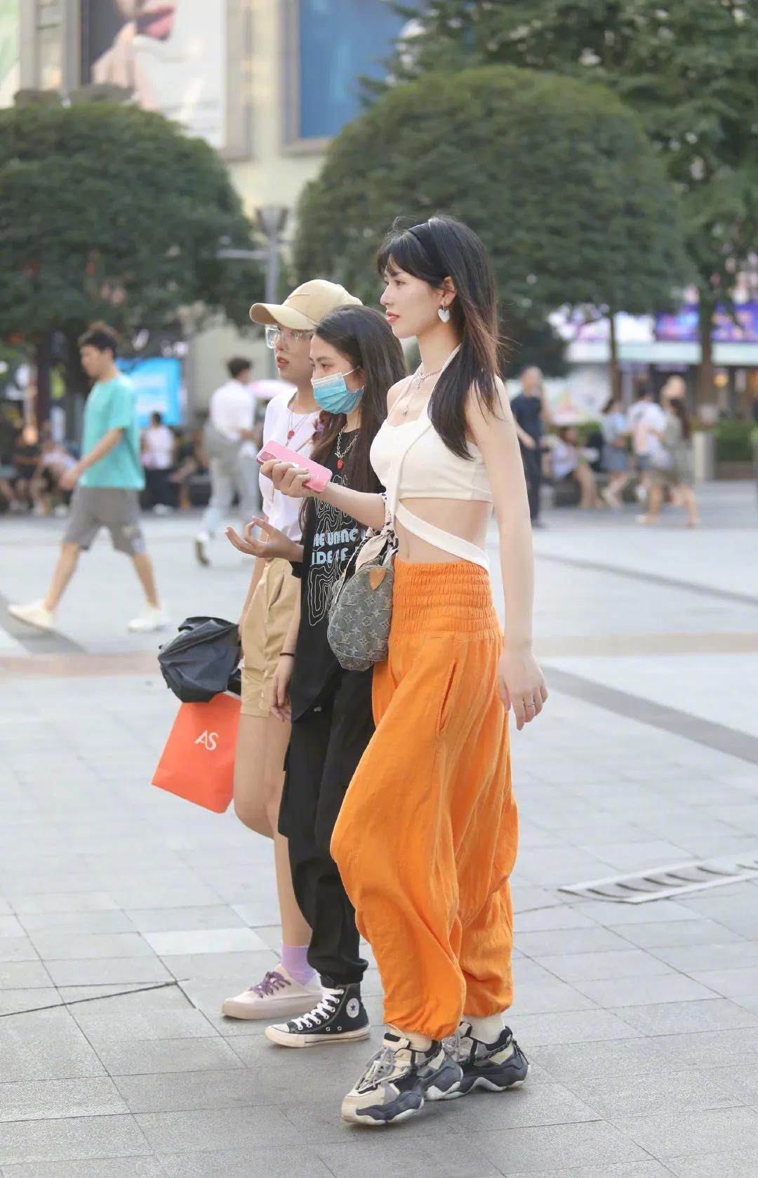 去了其他城市才知道重庆有多繁华,重庆街拍穿搭时尚多层裤