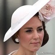 马贝珠珍珠,英国女王绿松石胸针