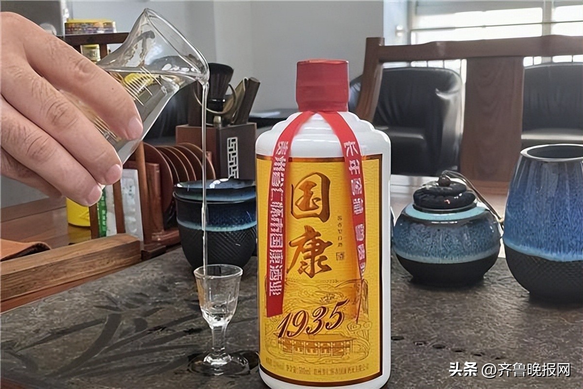 买纯粮食白酒怎么看瓶上标志,瓶装白酒怎么判断是不是纯粮酒