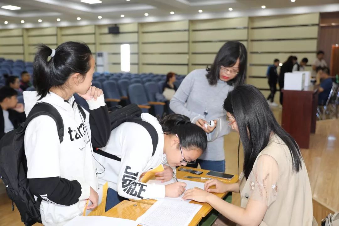 尿急女生遇见老师拖堂，小声催促了句“快走”，不料引发严重后果