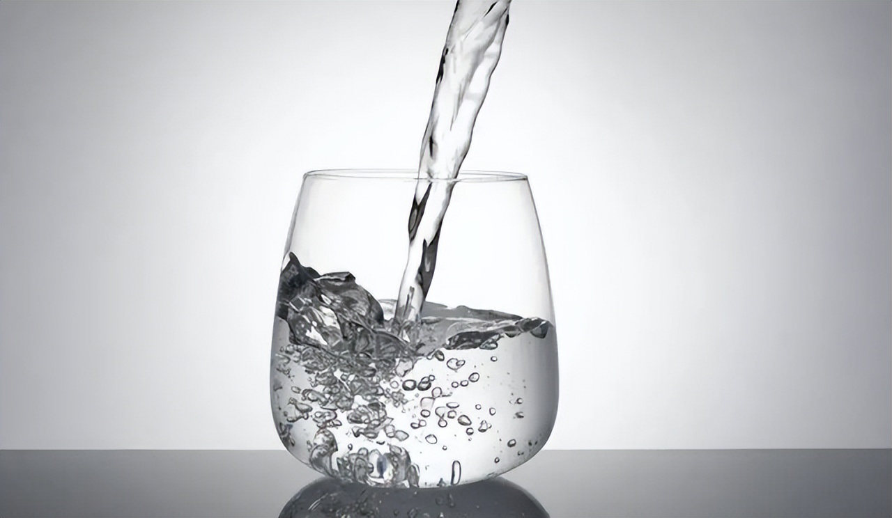 为什么半夜嘴巴很干,为什么半夜嘴巴冒酸水