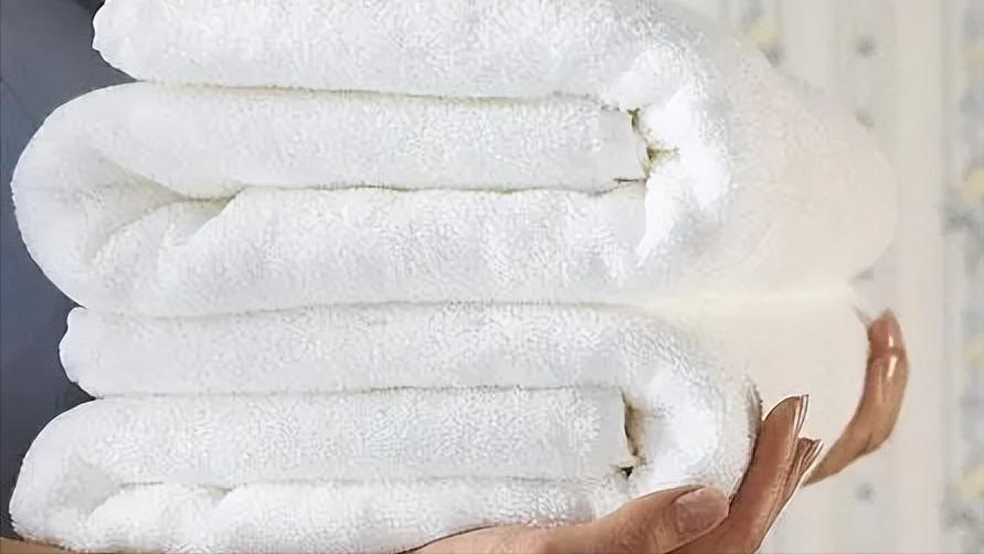 男性大量阴虱和虫卵,男子腹部痒