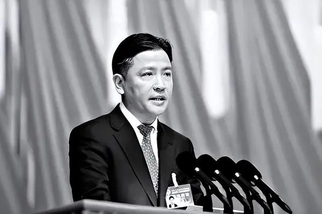 毕业后被一个富二代女同学看上,学生妹被富二代看上