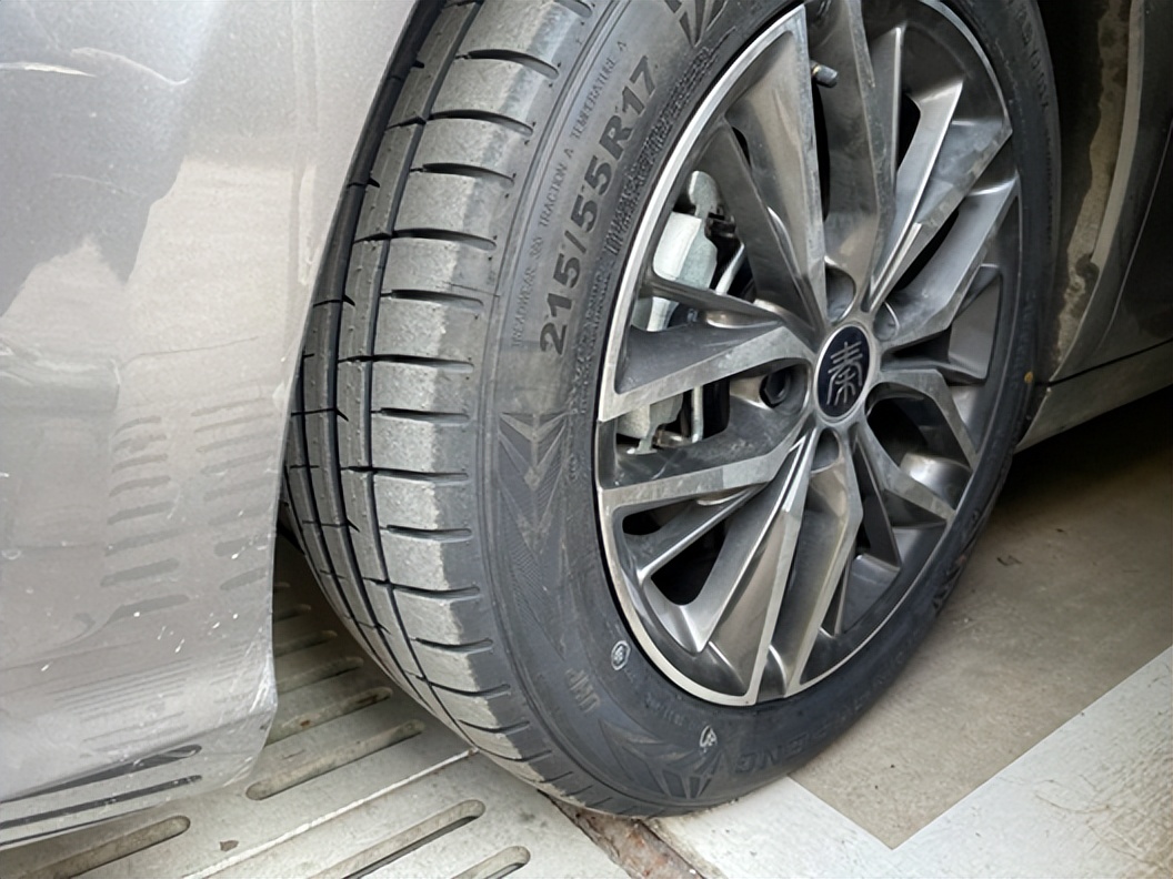 比亚迪秦plus升级轮毂,斯巴鲁更换前轮胎