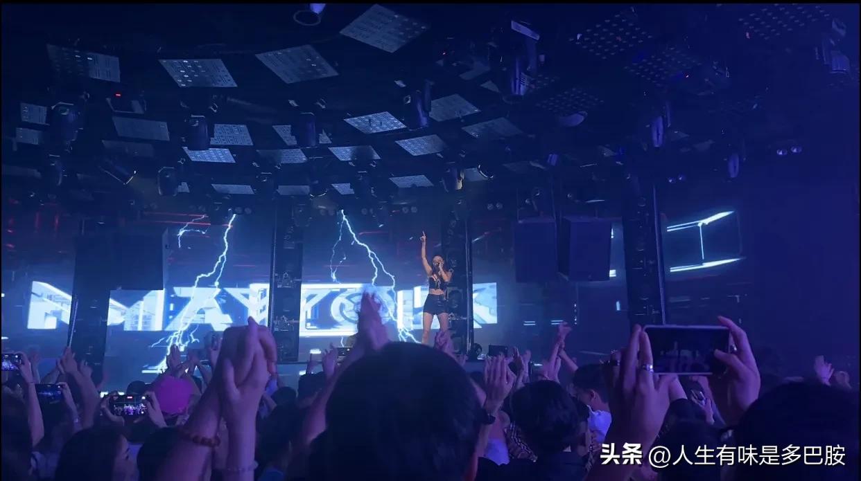 新手去酒吧如何跟女孩互动,如何在酒馆里被人搭讪