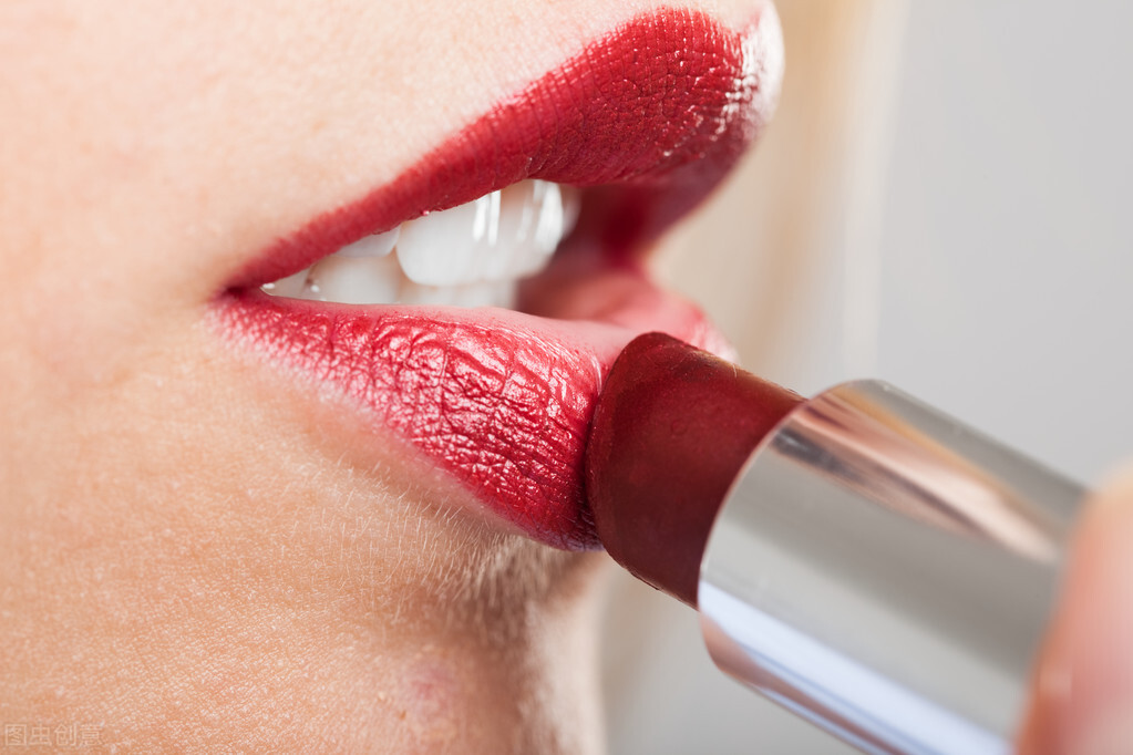 u牌口红,新手嘴唇怎么涂口红呢