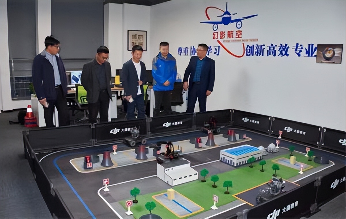 大疆无人机机甲大师青少年俱乐部,大疆推出教育机器人机甲大师s1