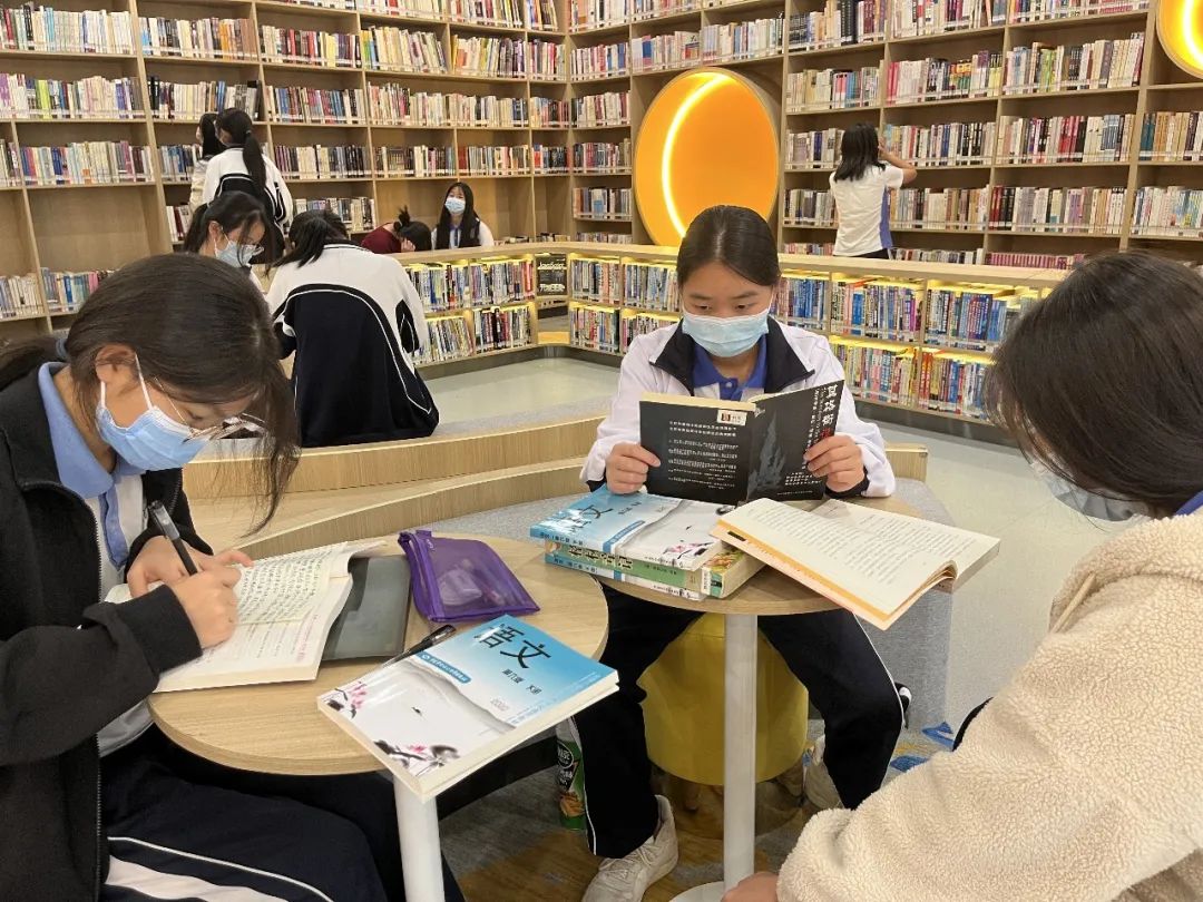 提升阅读能力，深圳市携创高级技工学校把语文阅读“搬”进图书馆