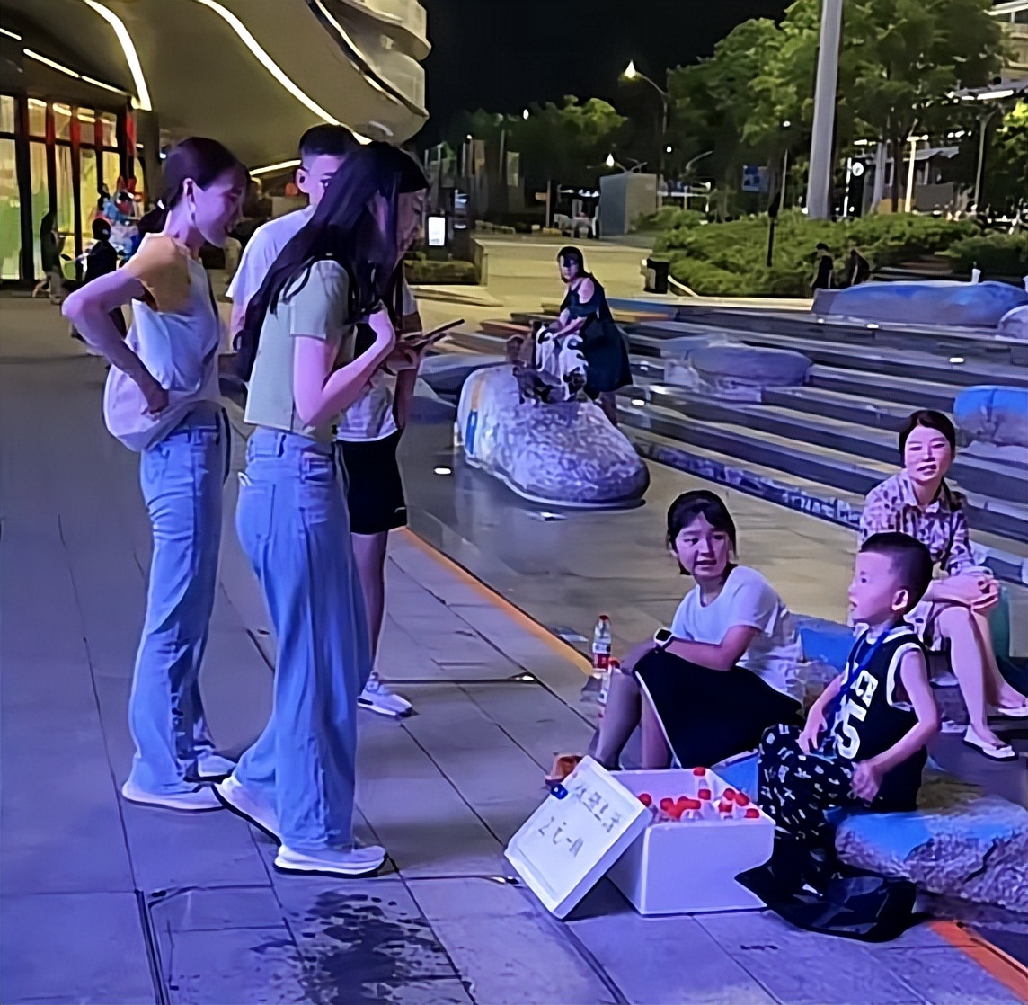 体验生活的小女孩,女孩体验生活卖冰棒